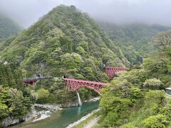 やまびこ遊歩道。こちらから、渓谷と新旧の山彦橋を望むことができます。素晴らしい渓谷美です。
