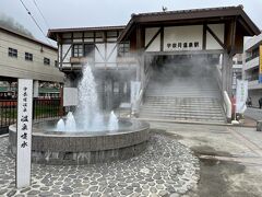 宇奈月温泉に到着。平日なので観光客が少なくていいですね。駅前には温泉噴水。