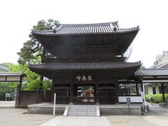 そのあとは京急に乗って終点の泉岳寺へ。
勿論駅名の由来となった彼の寺へ詣でる。
本堂は戦後再建だが、山門は天保3年（1832）からあるもの。
