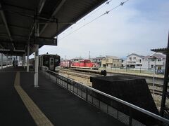 １１５仙台駅行き電車とDD２００が貨物列車を引いてきました。