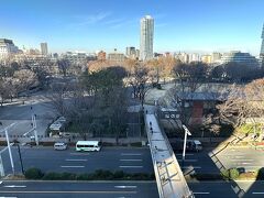 『ハイアット リージェンシー 東京』の【リージェンシークラブ】
からの眺めの写真。

『新宿中央公園』。

平日の朝なのでお仕事に向かっている方々が見えます。