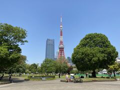 出口を出たところにある芝公園へ。
さっそく東京タワーがお出迎えです。