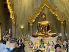 ワット トライミット 黄金仏
４階にある、中に入るには１００バーツでチケット売り場（本堂の右）で買う