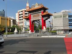 中華街へ向かう、ワット トライミットすぐそばのロータリーにある
牌楼 (中華門)