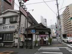 せっかくなので、その近くにある「角平」という蕎麦屋さんに寄ってみることに…
こちらは岸信介氏や菅義偉氏など大物政治家の舌を唸らせた名店でもあります。