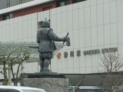 静岡駅北口広場に立つ
徳川家康像