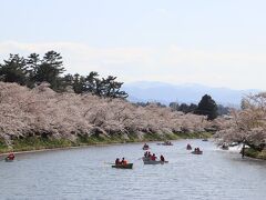 弘前城西濠と桜のトンネル