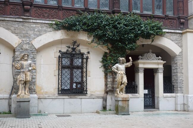 少し待っていると『ゴメンナサイ！』と戻ってきました。通常の入場料は50Lei（１階のみ）ツアー形式のみとなります。オプションで全部見学すると150Lei（1階＋2階）。すべて見学することにし、オプションの部分もツアー形式だと思っていましたが、自由見学でした。