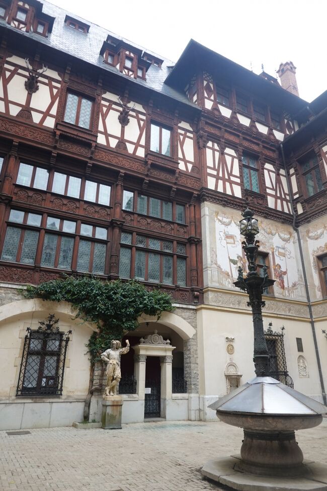 平坦な道ならどこまでも歩けるけど、坂道や階段は大の苦手。<br />朝の散歩でシナイア僧院まで坂道を歩き疲れてしまったことで、ペレシュ城まではバスで行くことにします。<br />