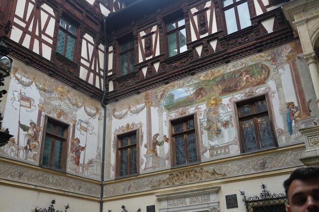 親切な女性は『ペレシュ城行はこのバスよ、私もこのバスに乗るの』って教えてくれ、『ここで降りて、右を下って行って』と声をかけてくれました。ペレシュ城はバス停から少し離れていて、バス利用者いないのかな？