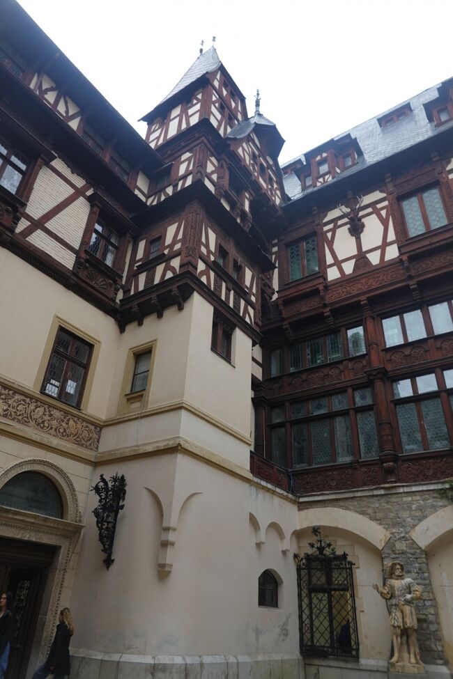 バスのチケットはバス停の券売機で購入します。料金は3Leiで10レイ札を入れると何度も戻ってきて、券売機の前で困ってしまいます。<br />券売機はおつりが出ないようで、1レイ札は２枚しか持っていなくて、ベンチに座っていた女性が1Lei出してくれ、無事チケットを購入することが出来ました。