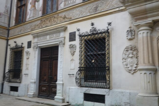 ペレシュ城につくと右側に行列が出来ていて、この行列はチケットを持っている人のもの。チケット購入の窓口は一つのみ。チケット購入にも何組か並んでいて、順番になったと思ったら『クローズ』になり、女性スタッフは席を離れてしまいます。