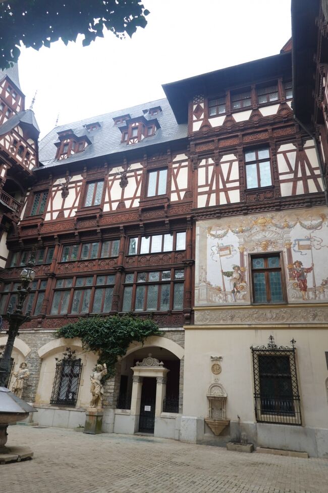 朝食を終え、ペレシュ城見学に向かいます。<br />ペレシュ城は月・火休みで水曜日は10時からの開館。<br />混んでいるだろうな？<br />