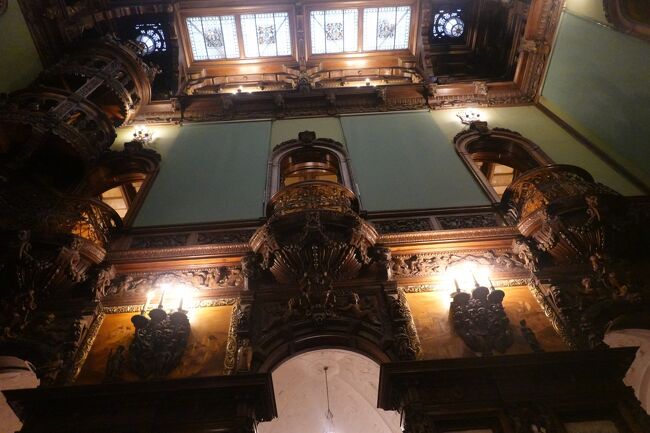 名誉の間<br /><br />内装の設計はチェコの建築家カルレ・リーマンで、ルネサンス様式とドイツ・バロック様式を採り入れています。<br /><br />1つの部屋に他のガイドツアーの人達もいて、部屋はぎゅうぎゅう詰めで、写真は自由に撮れず人をかき分けて撮らなくてはならず最悪。