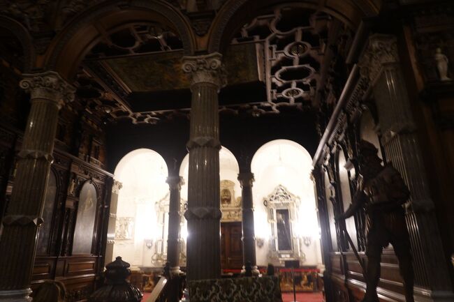 名誉の間<br /><br />1つのグループ半分の人数で、一部屋の入場も半分ぐらいじゃないと、見学した気がしないよね。まさかこんな人だらけに入れられての見学なんて信じられないよ。<br />