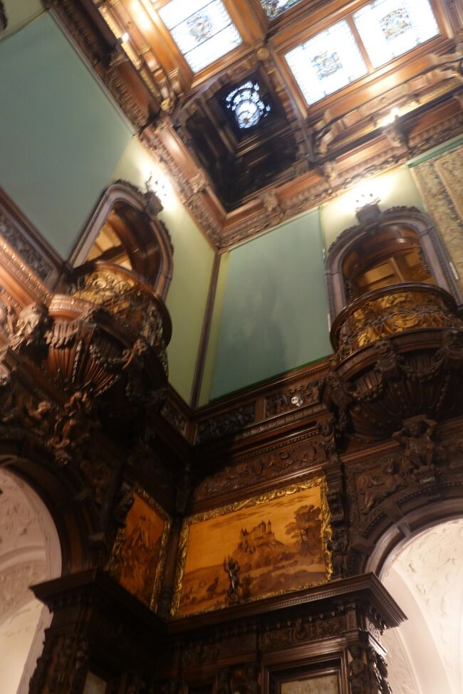 名誉の間<br /><br />二階から四階まで吹き抜けになっている豪華なホールです。<br />待つ時間を最小限にしようと思っているのか？入場方法を考えて欲しい。<br />