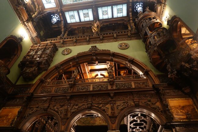 名誉の間<br /><br />ホールを取り巻く木彫りの装飾は、樫の木を使用しています。<br />人の合間からすばやく写真を撮っているので、構図とかよく考えていられません。<br />