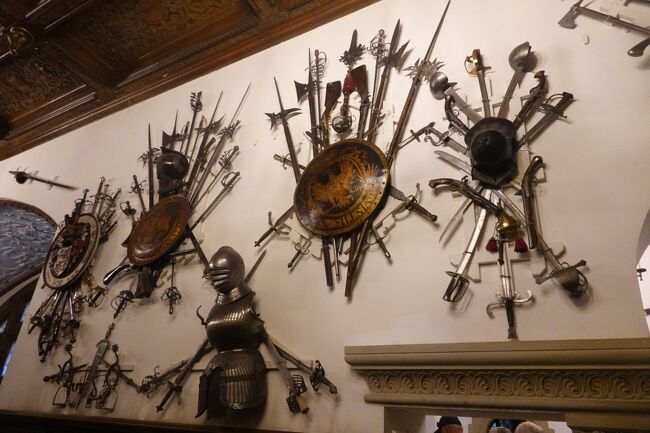 武器・武具展示室<br /><br />白漆喰の壁には、鎧や盾、数多くの剣や槍が展示されています。<br />展示されているものが素晴らしいだけに、もっときちんと見学したい。<br />