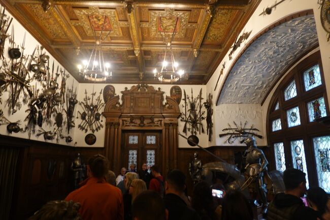 武器・武具展示室<br /><br />室内には、カロル１世の王冠や勲章、14世紀から19世紀の武器・武具コレクションがびっしり展示されています。<br /><br />