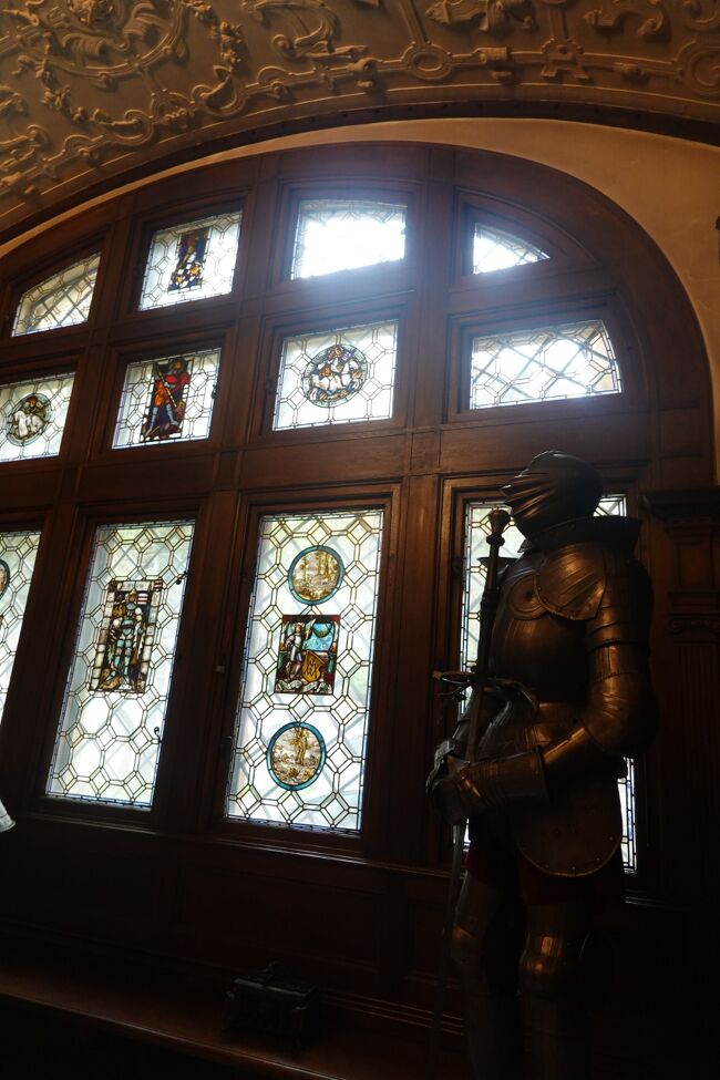 武器・武具展示室<br /><br />入口近くにカロル１世の王冠や勲章が展示されているショーケースがありましたが、周辺は人が密集していて撮れませんでした。<br />あきらかに個人で見学していそうな人たちもいて、なんか良くわからない。