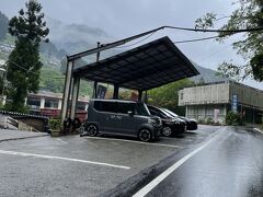 徳島県に入り、最初に向かったのは『祖谷（いや）のかずら橋』 という、秘境の渓谷にかかる吊り橋。AM 8時半くらい到着。
「渡り口駐車場」というところに停めました。けっこうな雨が降ってたので、屋根があって良かった…