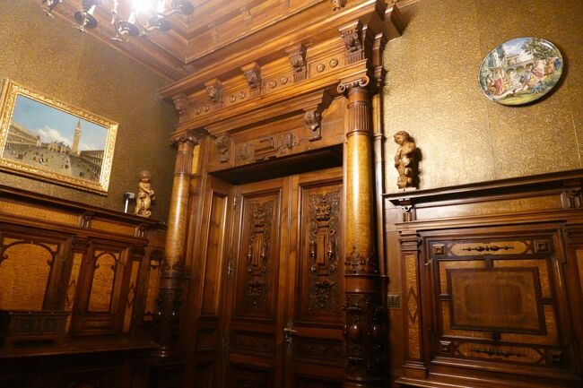 控えの間　<br /><br />王の執務室の手前に位置し、王への謁見を求める訪問者が待機する部屋です。<br />現在、お城の所有権は、旧ルーマニア王室に認められていて、旧王家の意向によって博物館として公開されています。<br />