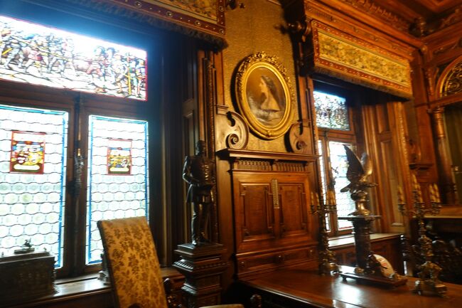 カロル１世の執務室<br /><br />城の設計はチェコ人建築家のカレル・リーマンで、内装はドイツとオーストリアの有名な芸術家によるものです。<br /><br />