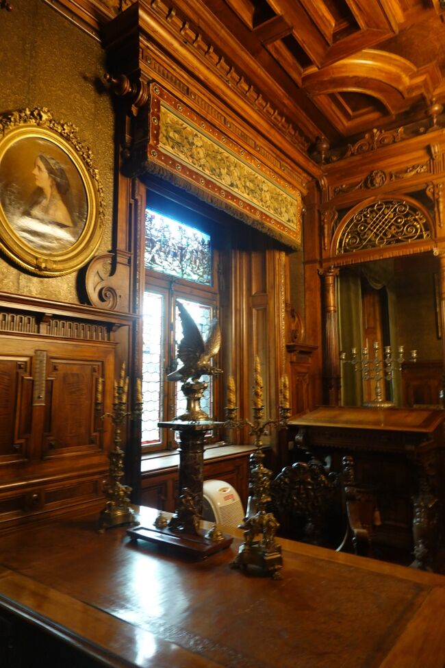 カロル１世の執務室<br /><br />カロル１世はシナイアを訪問した際、風光明媚に魅了され、シナイア郊外の土地を購入しペレシュ城を建設しました。