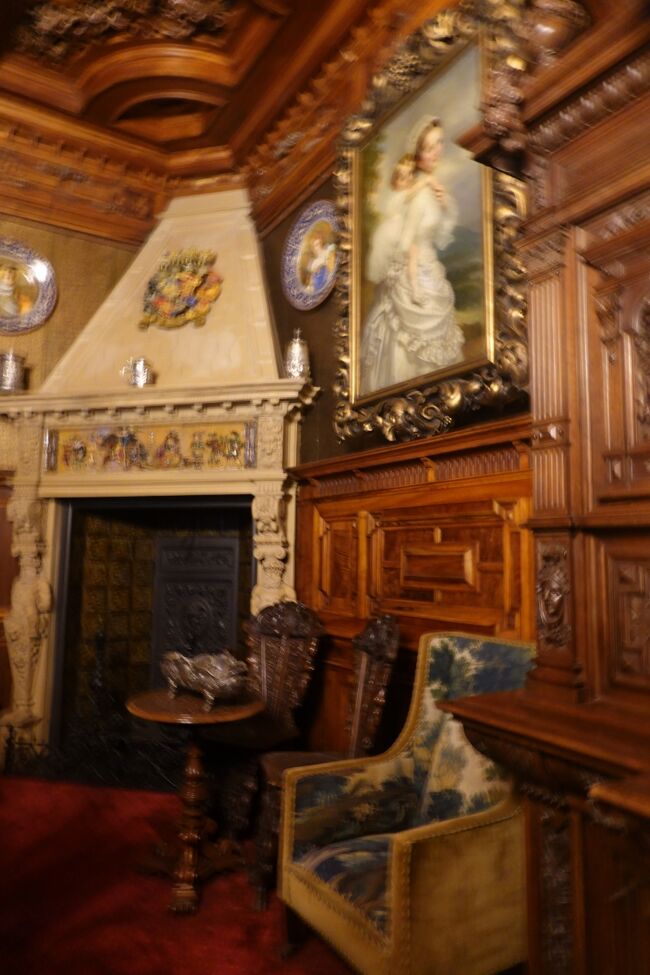カロル１世の執務室<br /><br />壁には王妃エリザベタが一人無視目のマリアを負ぶっている絵が飾られています。<br />マリアは国王夫婦の間に生まれましたが、三歳で亡くなりました。<br /><br /><br />