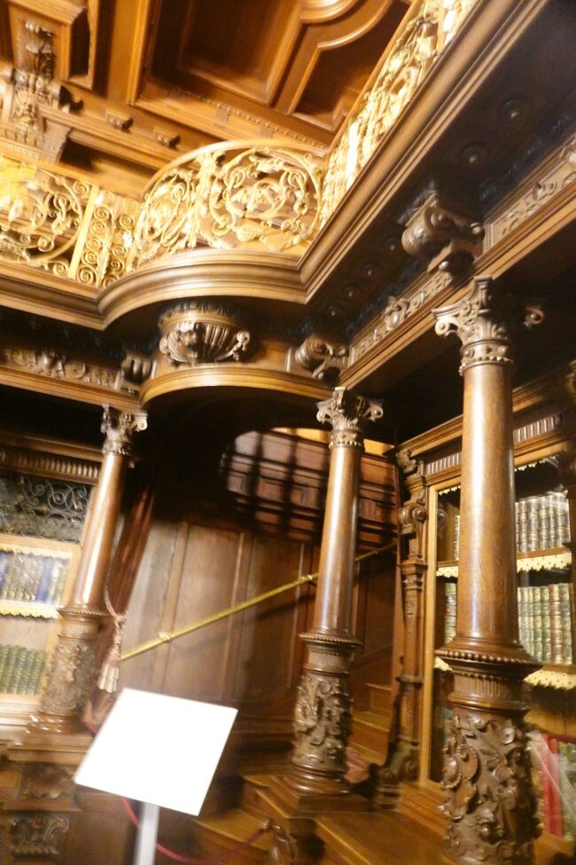蔵書室<br /><br />王の蔵書は１万冊あるそうですが、国立図書館にほとんど移されて、現在は1500冊ほどが収められています。２階のバルコニーの手摺が豪華ですね。<br />