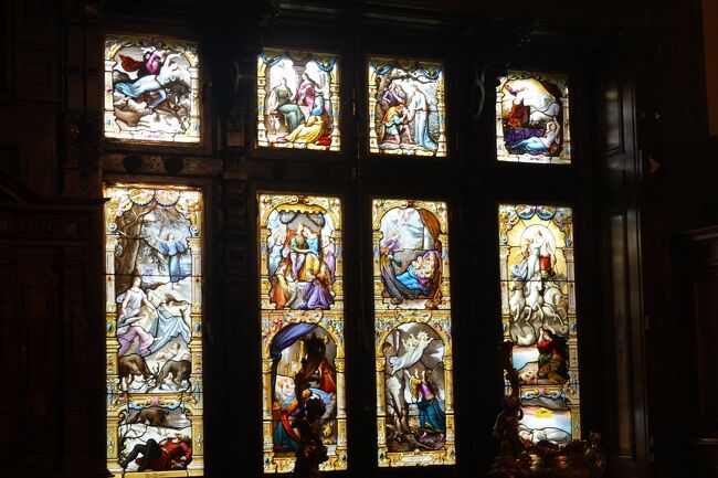 古い音楽室<br /><br />中央下部の２枚のステンドグラスは、物語になっています。<br />中央下部・左上　愛し合う二人の結婚式<br />中央下部・右上　二人の子供を授かる<br />中央下部・左下　二人の子供は病気で亡くなる<br />中央下部・右下　二人の子供の魂が昇天する