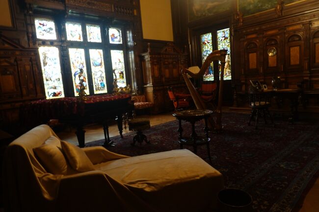 古い音楽室<br /><br />このステンドグラスは、国王夫婦は一人娘マリアを三歳で無くしており、その悲しさを慰める意味で描かれたようです。エリザベート王妃が愛用したソファー。<br />