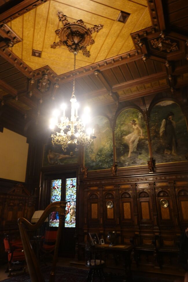 古い音楽室<br /><br />西側の壁には、ルーマニアのおとぎ話を題材にエリザベータ王妃が作った小説の一場面を描いています。（詩をテーマとしたもの）<br />