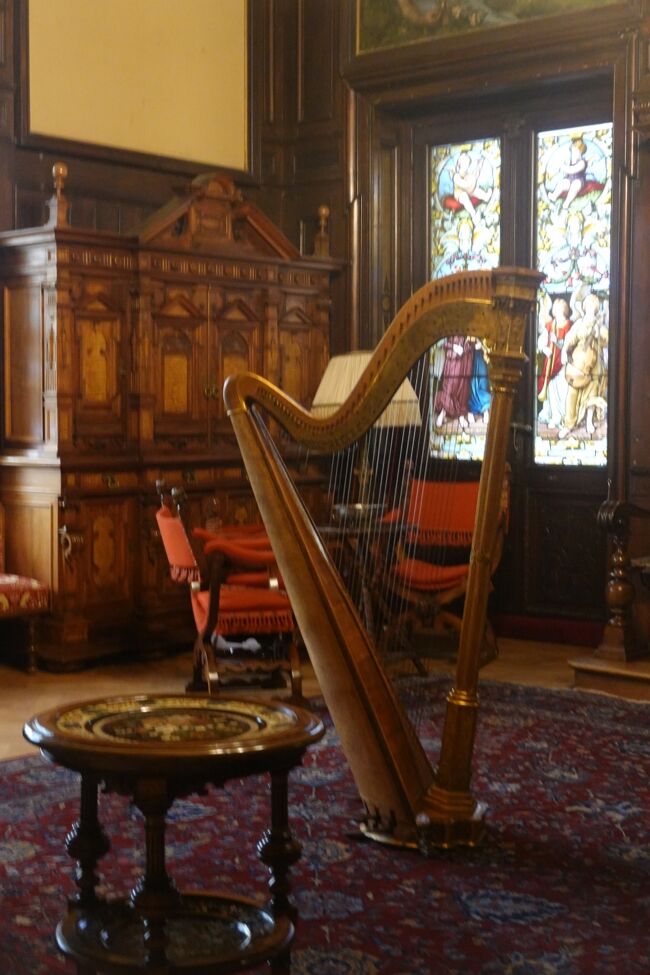 古い音楽室<br /><br />ピアノやハーブを奏で、小規模な演奏会も開催されていました。<br />エリザベート王妃の希望で、1905年文学サロンに改装されました。<br />