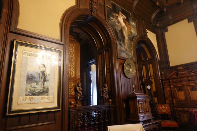 古い音楽室<br /><br />王妃エリザベートは、カルメン・シルヴァという筆名を持っていて、詩人・小説家で・楽器や歌・絵画を嗜む芸術家でした。<br />