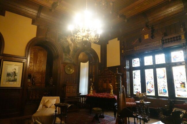 古い音楽室<br /><br />天井には眩いばかりの光を放つ、ヴェネチアングラスのシャンデリアが吊り下げられています。<br /><br /><br />