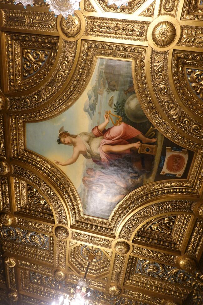 フィレンツエの間<br /><br />天井にも豪華な装飾がなされ、豪華絢爛ですね。<br />