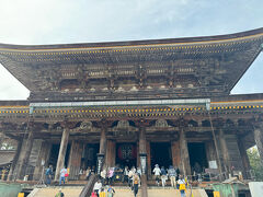 金峯山寺本堂は木造古建築としては、東大寺の大仏殿に次ぐ大きさを誇ると言われております。