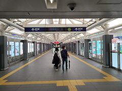 日暮里・舎人ライナーを利用するのは初めてでしたが、何となくユリカモメの新橋駅のホームみたいだなと感じました。同じ都営でパッケージ化されているのかも知れませんね。