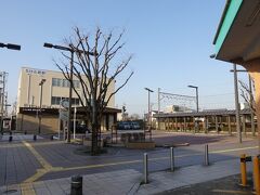 　武生と福井を結ぶ福井鉄道の、武生側ターミナルの駅名は「たけふ新」。『新』の位置がなんとも独特ですが、「たけふ新駅」と書けばしっくりきます。
　なお新幹線開業前までの駅名は「越前武生」で、新幹線の駅に名前を譲った格好。さらにその前は「武生新」だったので、先祖返りとも言えます。
