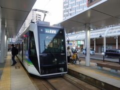 　市役所前でスイッチバックして、駅前通りを堂々行進。たけふ新から約１時間で、終点・福井に到着しました。
　駅前の交通広場は、バス乗り場と福鉄の電停が一体になっていて、駅への距離も最小限。福井のみならず、北陸三県は公共交通への投資が手厚い印象です。
