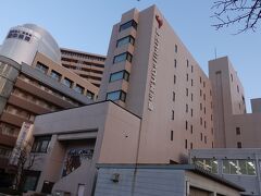 　昨夜はネカフェで「耐えた」ので、今夜はちゃんとしたベッドで眠ることにしています。お堀端にある、フェニックスホテルを抑えておきました。
　新幹線開業効果か、３ヶ月前の時点で、駅前のホテルの多くが満室。実は今日の予約・利用分から北陸支援割がはじまったのだけど、とても割引適用での予約はかないませんでした。
