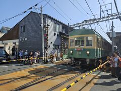 由比ガ浜の手前で左に入り、長谷駅前の踏切を渡ります。