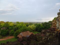 ここが本日最後のスポット、丘に上にたたずむ寺院ことプノン・バケン！

ガイドブックには「300人で締め切られてそれ以降は入場不可」「入場時にはパスが配られる（人数把握のため）」とありましたが、まだコロナ明け直後で客足が戻ってるせいか、結構ぎりぎりの到着だったにも関わらずパス配布も入場制限も一切なくスッと入れてもらえました。ラッキー！

なお、ここもドレスコードがあるので、訪問時の服装にはよく注意してください！