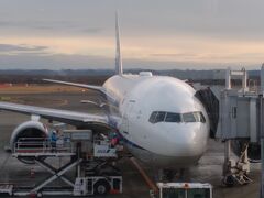 これから搭乗するのは２ヶ月振りのBoeing 777-200ER 。この子に乗って羽田へ向かいます。