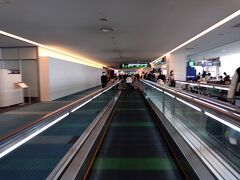 羽田空港に到着後、長い廊下をひたすら歩く。