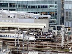 おわかりになるでしょーか？

先端まで人いっぱいの新幹線のホーム。
こんなの見たことない。

まだ新幹線は止まってる模様。