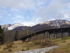 ホテルエントランスから、妙高山頂上（2454m）がこんな感じで見える

１時前に妙高高原駅駅に到着したら、すでに送迎バス（要事前予約）が待っていた、客は私たちふたりのみ
チェックインの3時までホテルのガーデンを散歩して過ごそうと思っていたけど、ご厚意ですぐに部屋に入れた、ありがたい
他の部屋はまだ清掃真っ只中という感じだったので、優先的に清掃してくれたのか、運が良かったのか・・
