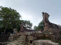 駐車場から上り坂を数百メートル上がり、なんとか入口にあたる第一塔門に到着です！
ナーガ（頭がいっぱいあるヘビ）の像がお出迎え。
