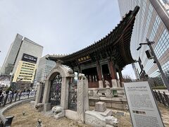 朝鮮王朝の高宗皇帝の即位40年を祝った記念碑だそう。説明文の日本語訳「古色蒼然とした記念碑」は正しいけれどもネガティブにも聞こえる言い回し。
